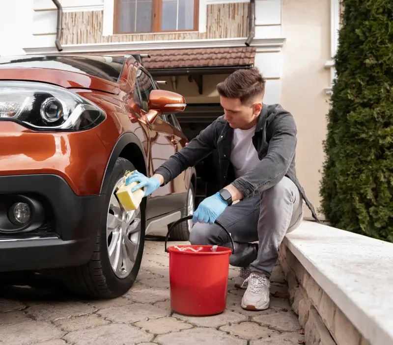 Lavage auto à domicile Pouzilhac : professionnel intervenant sur un véhicule